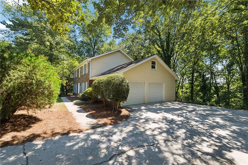 4 bed, 2.5 bath, 2400 sqft, $2,900 — Photo 2