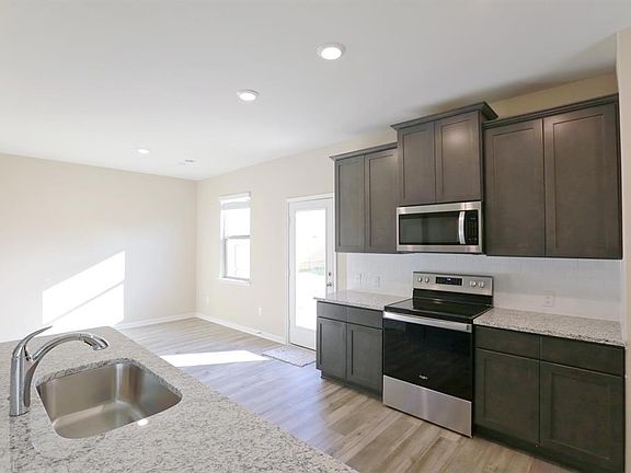 3rd image of 316 Sweet Pea Ln