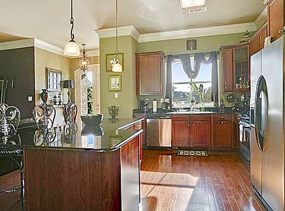 3rd image of 631 Place Street Etienne