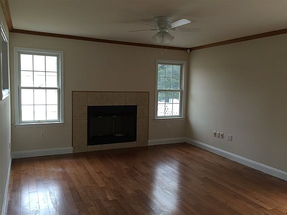 2nd image of 7 Carriage Ln