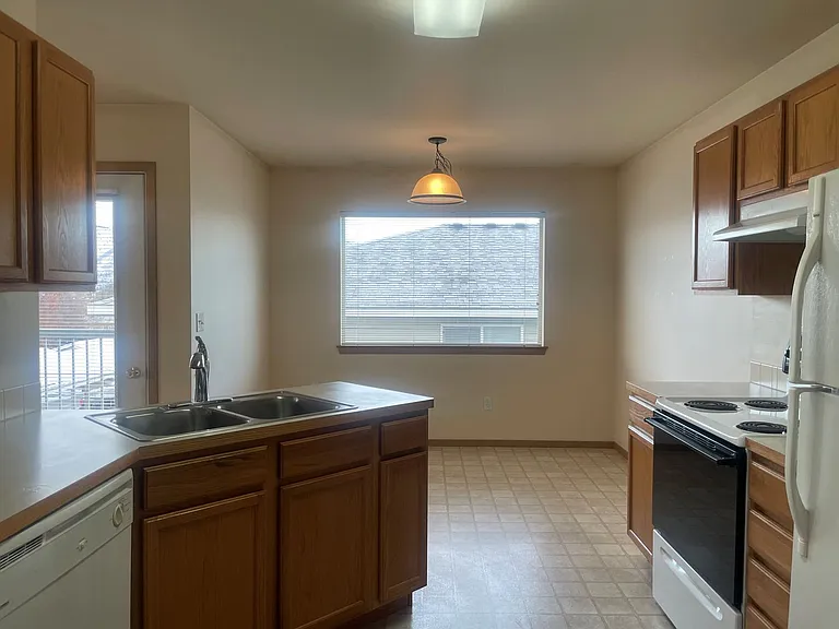 595 Eastmont Ave — Photo 3