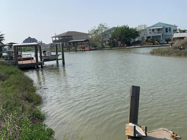 352 E Sagebrush St, Rockport, TX 78382