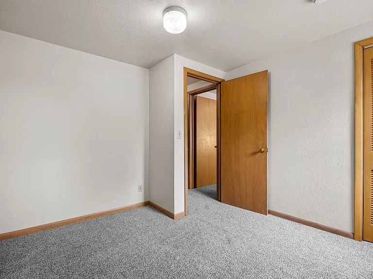 3401 Seneca Ave — Photo 16