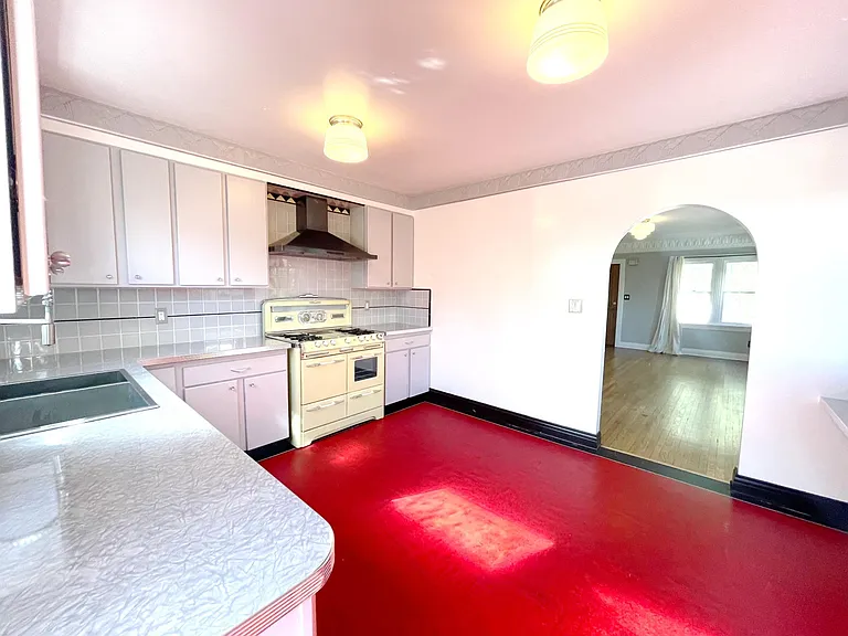 1016 E 36th St — Photo 8