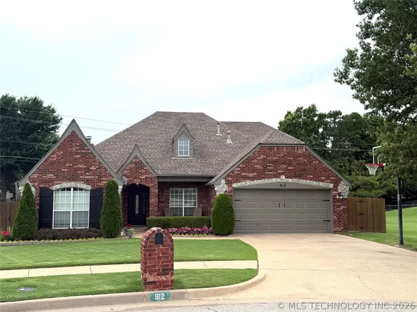 912 W Juneau St, Broken Arrow, OK 74012