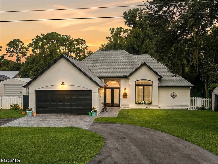 1090 Woods Dr — Photo 1