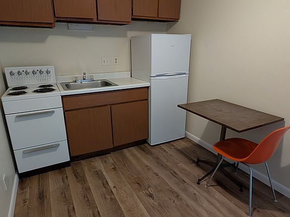 3rd image of 316 E College St #17