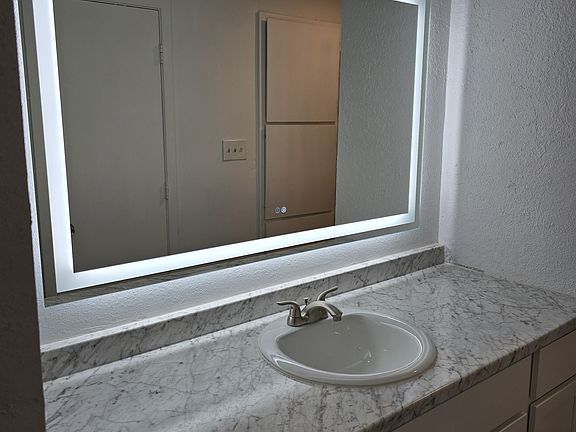 3rd image of 2424 Ventura Dr APT A