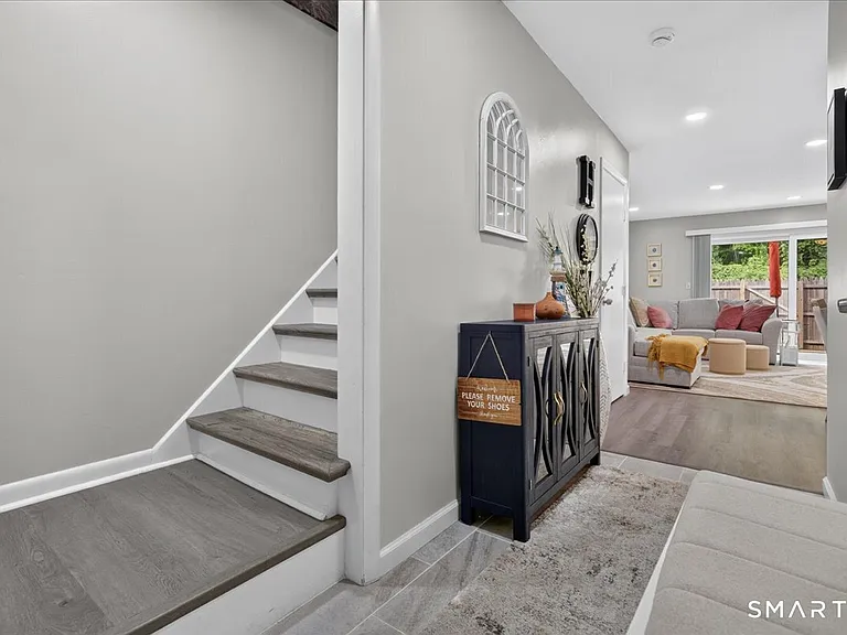 1141 Waterbury Rd — Photo 2