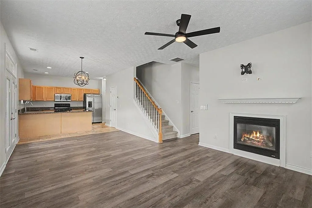 3 bed, 2.5 bath, 1554 sqft, $2,100 — Photo 4