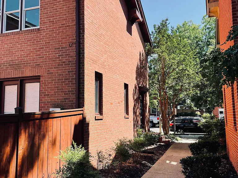1405 Oronoco St — Photo 3