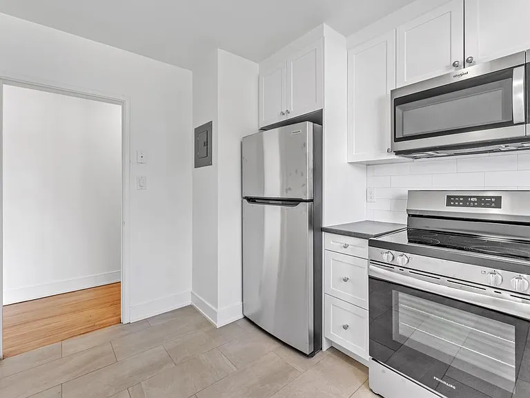 389 Yonge St — Photo 3