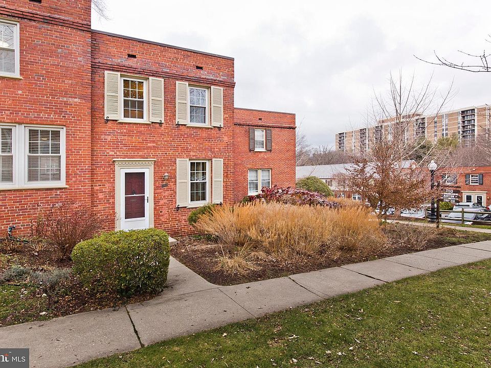 1st image of 1110 S Barton St Unit 302