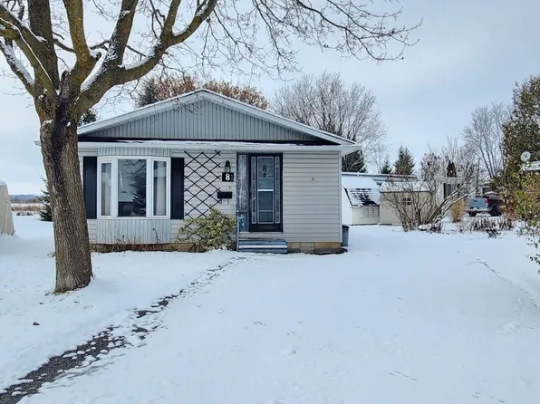 8 Maple Leaf Ter, Innisfil, ON L0L 1L0