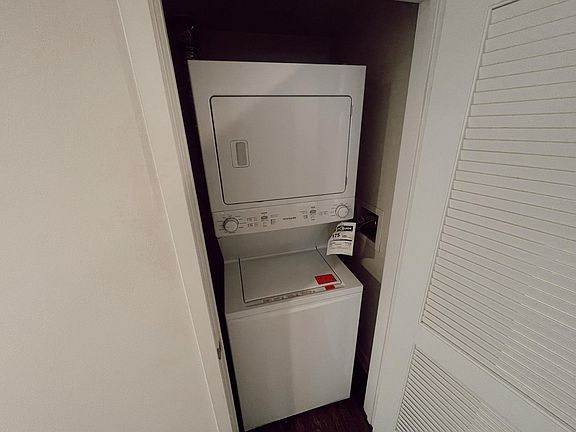 3rd image of 6334 Woodman Ave #201