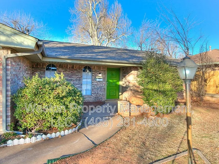 1011 Crown Dr — Photo 2