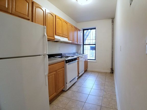 3rd image of 369 Saint Johns Pl APT 4