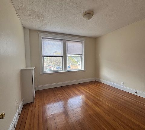 3rd image of 526 Cambridge St Room 4