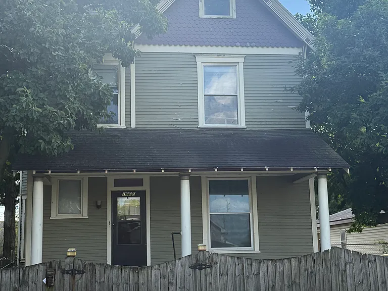 1005 E Adams St — Photo 1