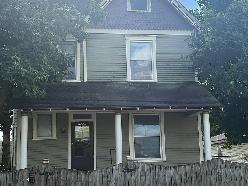 1005 E Adams St