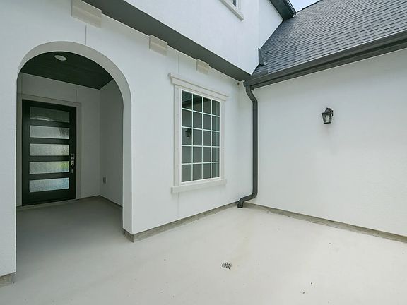 Homesite 4406 Front Courtyard
