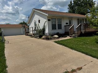 210 Cherry Hill Rd SW, Cedar Rapids, IA 52404
