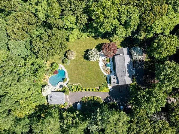 44 Horse Hollow Court, Locust Valley, NY 11560