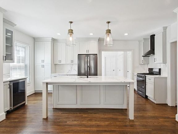 4th image of 511 E Lake Dr