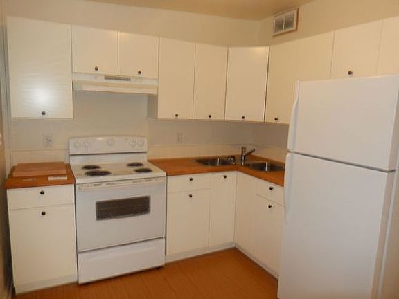 3rd image of 111 S Hardy Dr