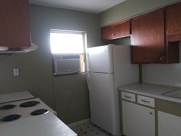 3rd image of 216 E Huisache Ave