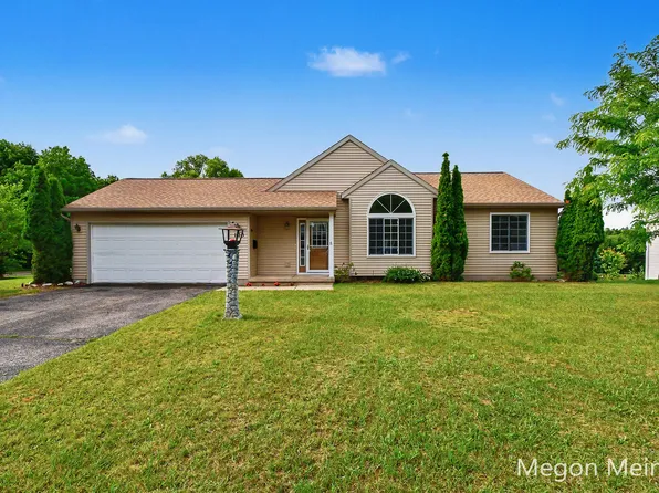 105 Pineview Dr, Belding, MI 48809
