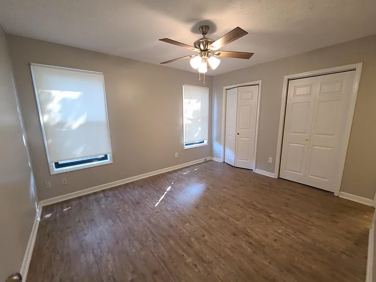 533 Hollyberry Ln — Photo 17