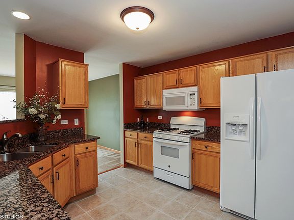 4th image of 689 W Huron Hills Trl