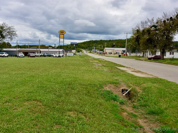 512 E Trudgeon St, Henryetta, OK 74437