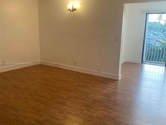 4th image of 500 NE 2nd Street #322