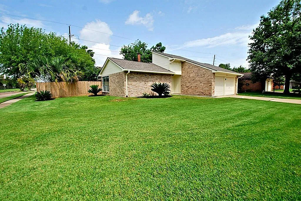 3 bed, 2.0 bath, 1700 sqft, $1,995 — Photo 2