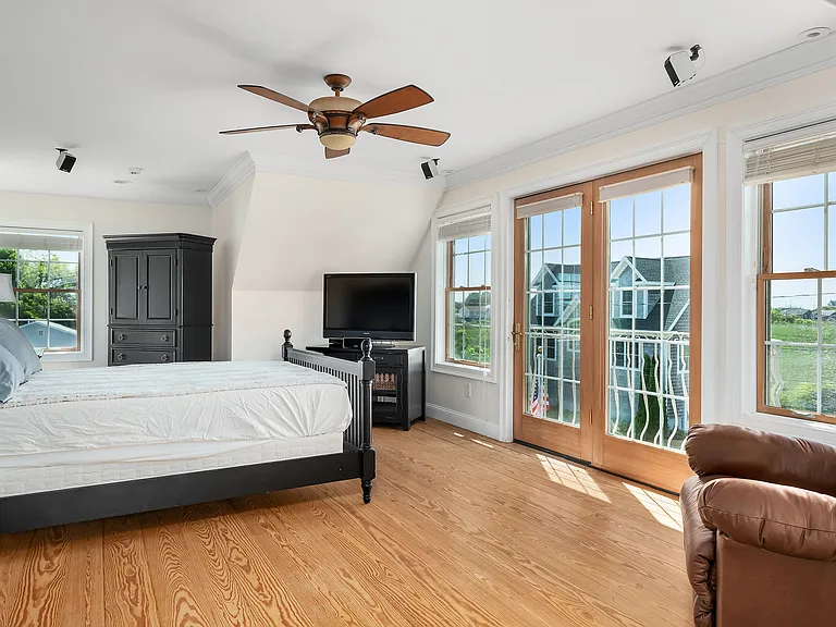 140 Community Dr — Photo 13