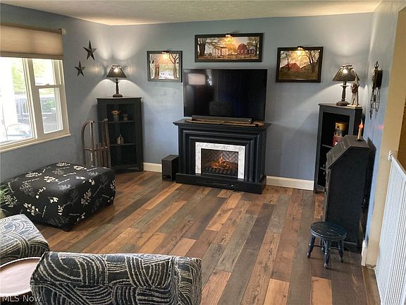 2nd image of 202 Ridgewood Blvd