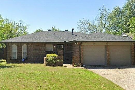 Great house with 2 car garage and spacious yard in both back and front.