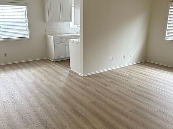 3rd image of 2812 W Victory Blvd #B