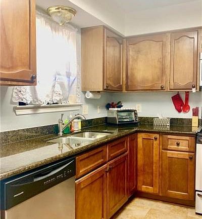 3rd image of 209 Surrey Dr