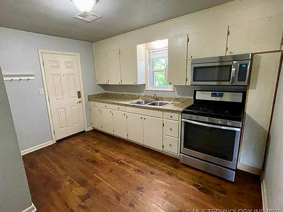 4th image of 213 E Wells Blvd