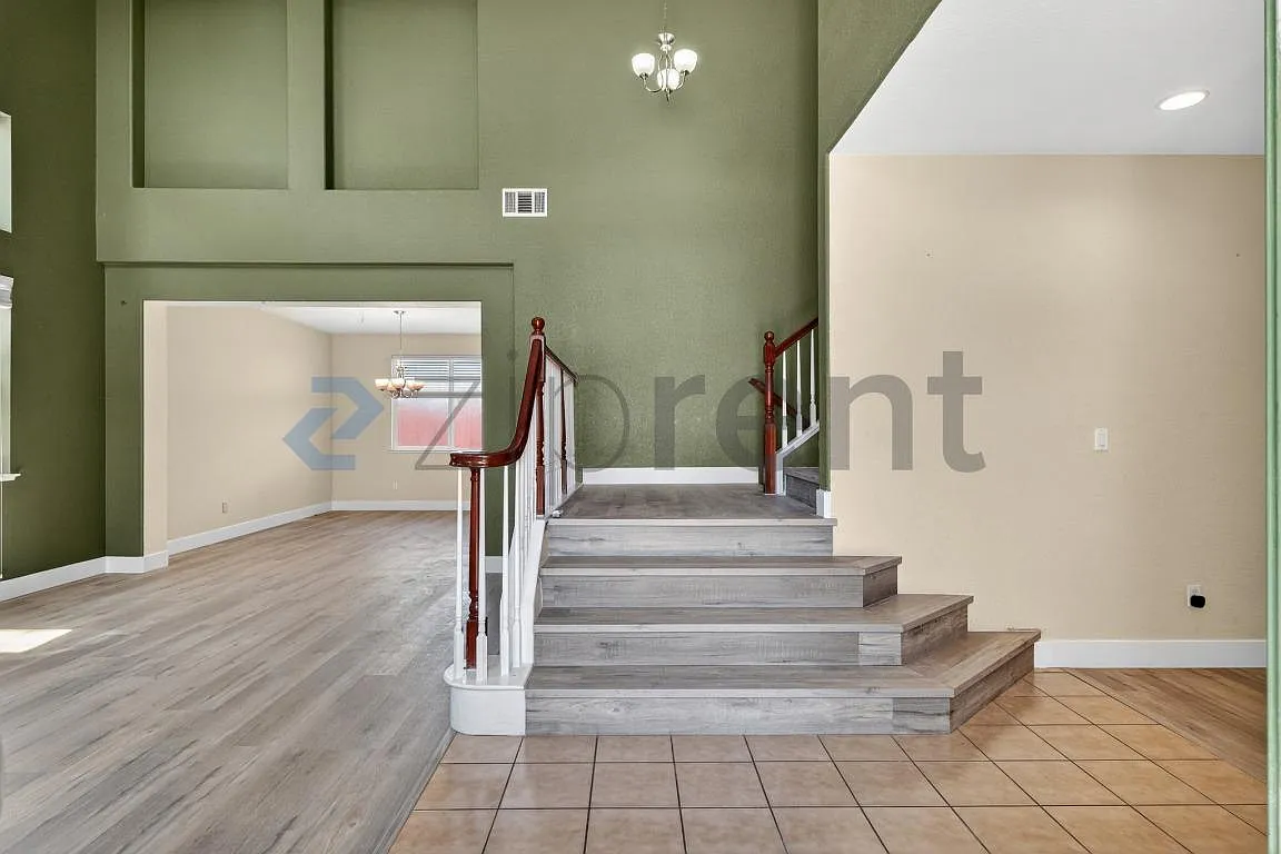 5 bed, 3382 sqft, $3,700 — Photo 4
