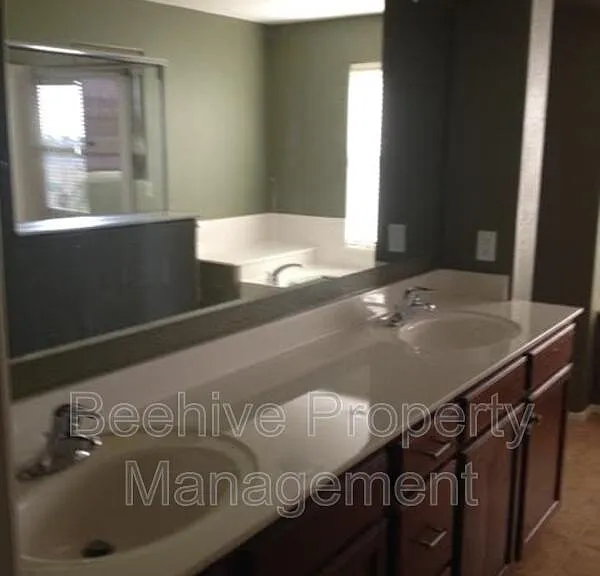 2947 N Evergreen St — Photo 6
