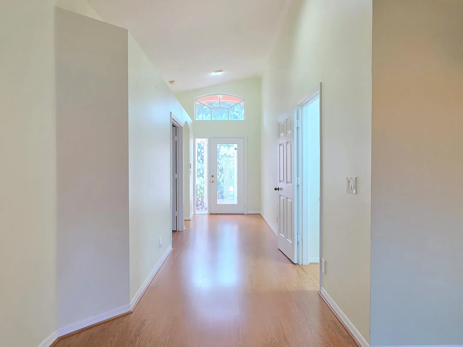3 bed, 2.0 bath, 1822 sqft, $3,000 — Photo 3