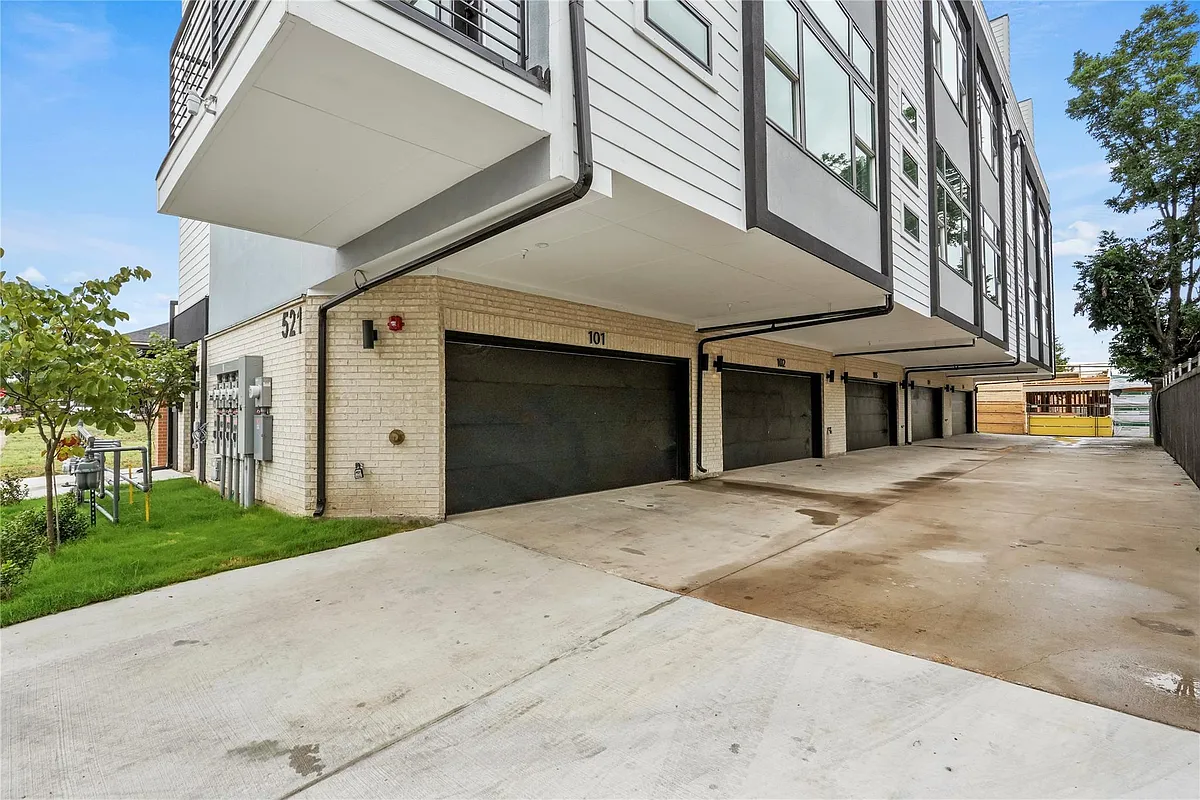 Building Photo - 521 Melba St #101