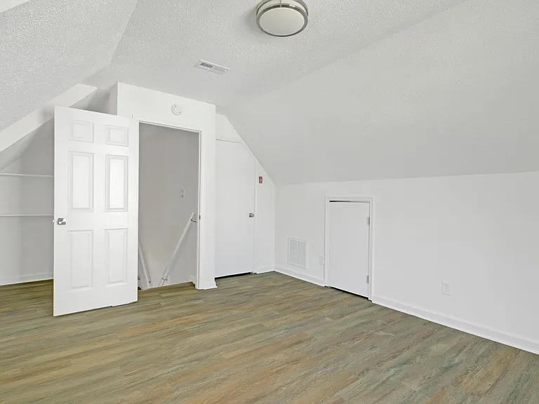 453 Waverly Pl — Photo 17