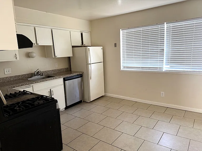 1116 W 5th St #3 — Photo 3