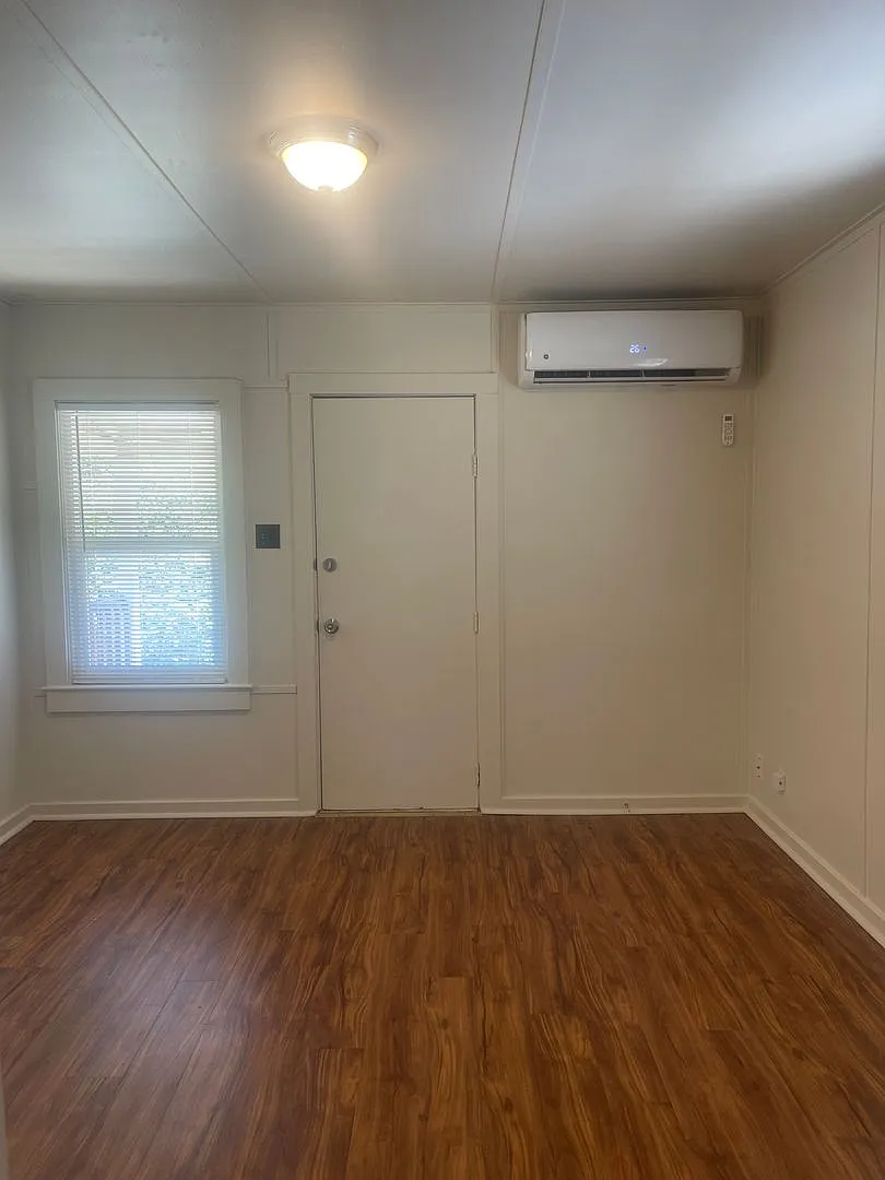 *Move In Special $500 Off First Months Rent* 1 Bed 1 Bath House Near Downtown — Photo 2