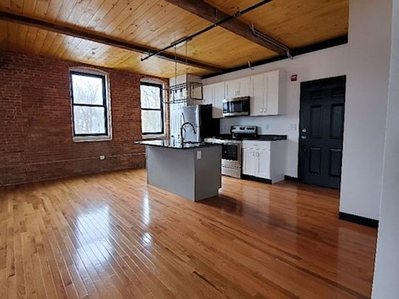 3rd image of 548 Roosevelt Ave Unit 7